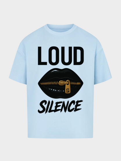 Vyfinity Oversized T-Shirt „LOUD SILENCE“ in Babyblau. Eyecatcher-Print mit schwarzen Lippen, goldenem Reißverschluss und markantem LOUD SILENCE Schriftzug. Trendige Streetwear für auffällige Looks.