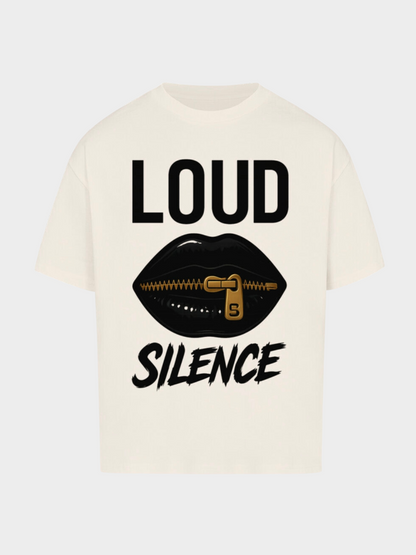 Vyfinity Oversized T-Shirt „LOUD SILENCE“ in Off-White. Auffälliger Print mit schwarzen Lippen, goldenem Reißverschluss und dem markanten Schriftzug LOUD SILENCE. Streetwear Design mit edlem Kontrast.