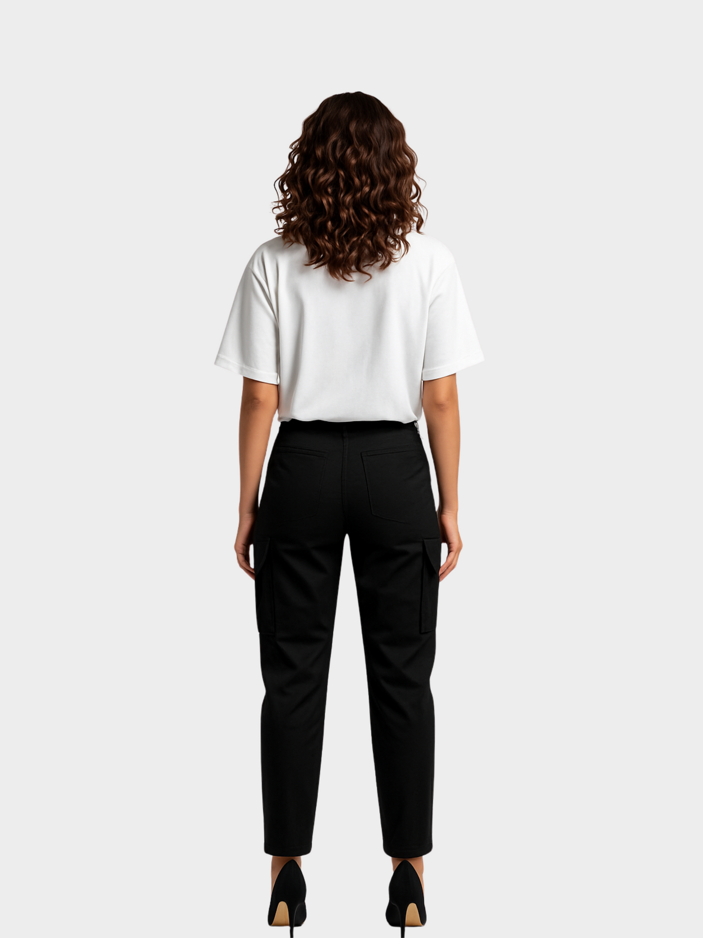 Vyfinity Statement T-Shirt „LOUD SILENCE“ in Weiß, Rückansicht. Schlichtes Design ohne Print auf der Rückseite, kombiniert mit schwarzen Cargohosen und High Heels. Minimalistisch und modern.