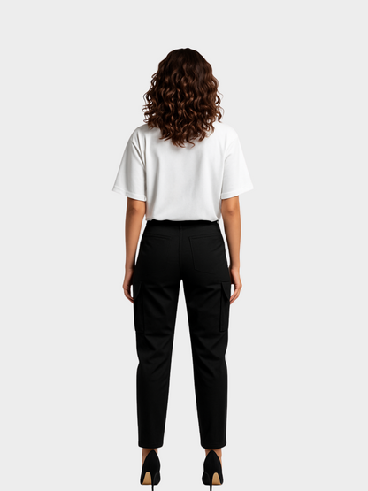 Vyfinity Statement T-Shirt „LOUD SILENCE“ in Weiß, Rückansicht. Schlichtes Design ohne Print auf der Rückseite, kombiniert mit schwarzen Cargohosen und High Heels. Minimalistisch und modern.