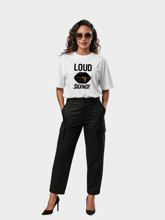 Vyfinity Statement T-Shirt „LOUD SILENCE“ in Weiß. Auffälliges Frontprint mit schwarzen Lippen und goldenem Reißverschluss, kombiniert mit schwarzen Cargohosen und High Heels. Moderner Streetwear-Look mit femininer Eleganz.