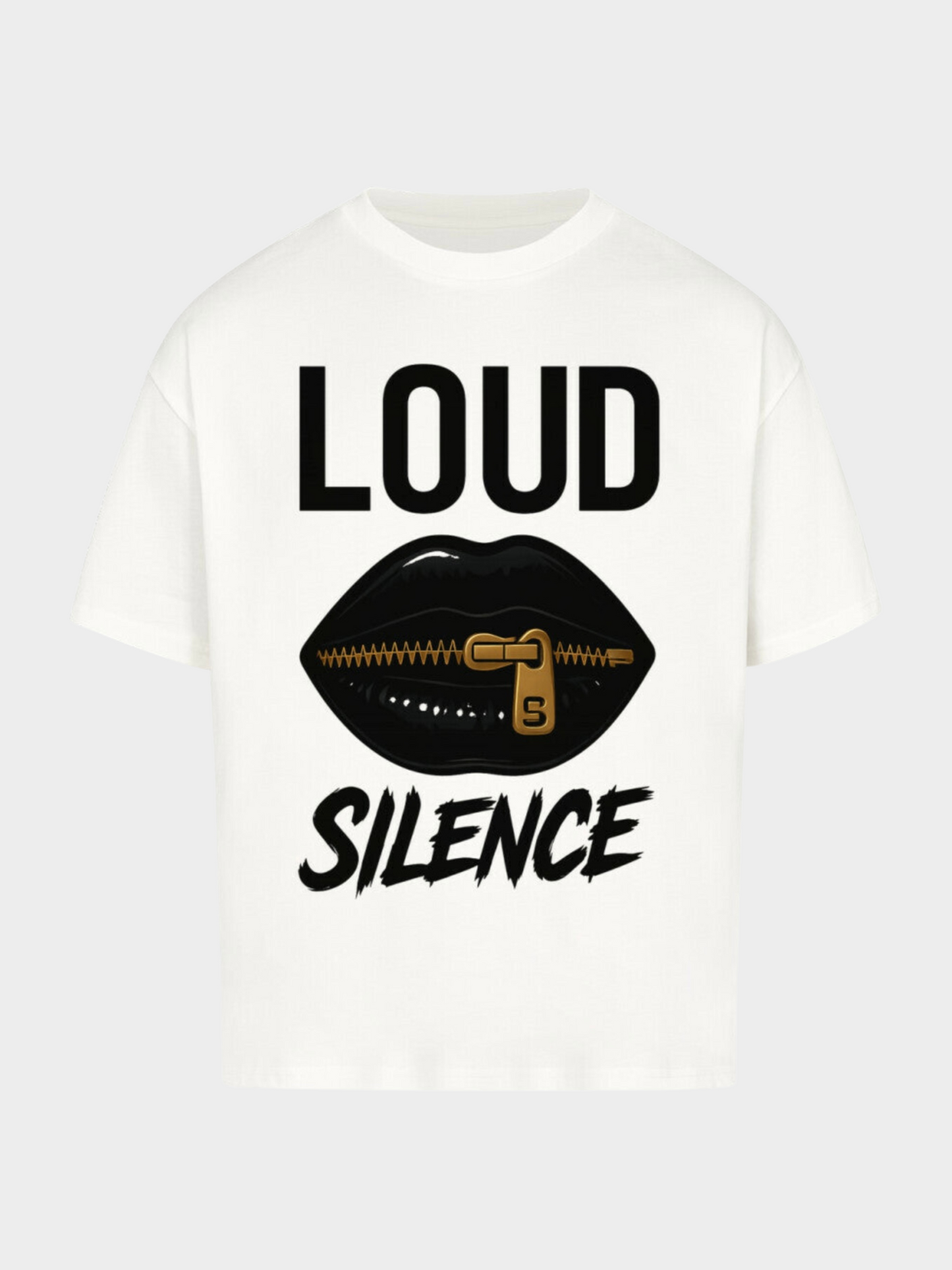 Vyfinity Oversized T-Shirt „LOUD SILENCE“ in Weiß. Statement-Print mit schwarzen Lippen, goldenem Reißverschluss und dem markanten Schriftzug LOUD SILENCE. Moderner Streetwear Style mit starkem Kontrast.