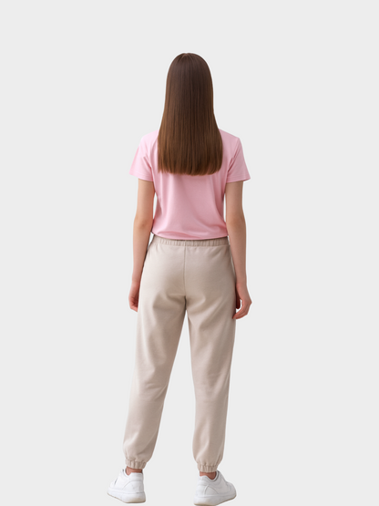 Vyfinity Mechanical Grace T-Shirt in Rosa, Rückansicht getragen vom Model. Schlichtes Rückendesign ohne Print, Fokus auf bequemer Passform und Streetwear-Style.