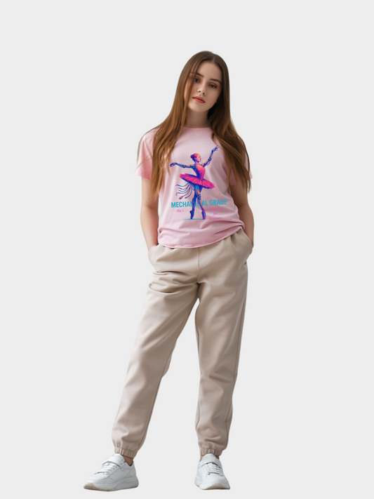 Vyfinity Mechanical Grace T-Shirt in Rosa, getragen von Model. Vorderseite mit futuristischem Cyborg-Ballerina Print im pinken Tutu und dem Schriftzug „Mechanical Grace – She’s Engineered for Elegance“. Streetwear Fashion mit künstlerischem Charakter.
