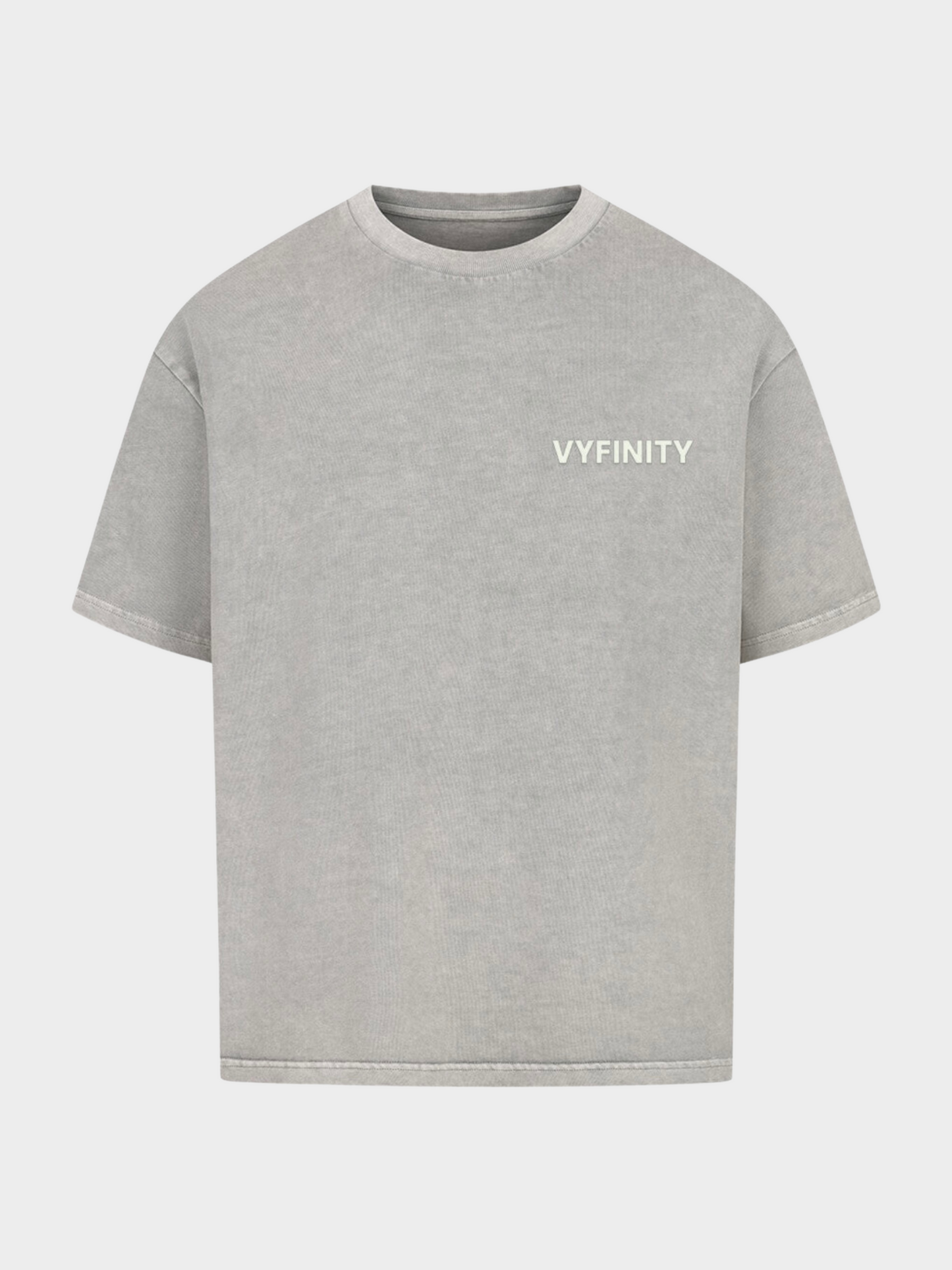 Graues Stone-Washed Oversize T-Shirt mit kleinem Vyfinity Logo auf der Brust. Minimalistisches Streetwear Design für moderne Urban Outfits. Hochwertige Baumwolle mit lässiger Passform, ideal für Casual Looks.