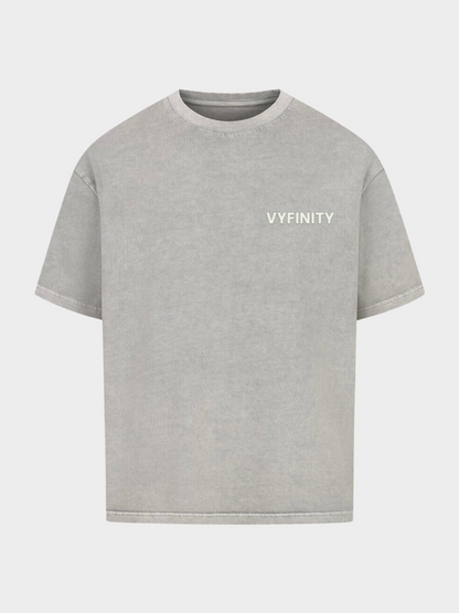 Graues Stone-Washed Oversize T-Shirt mit kleinem Vyfinity Logo auf der Brust. Minimalistisches Streetwear Design für moderne Urban Outfits. Hochwertige Baumwolle mit lässiger Passform, ideal für Casual Looks.
