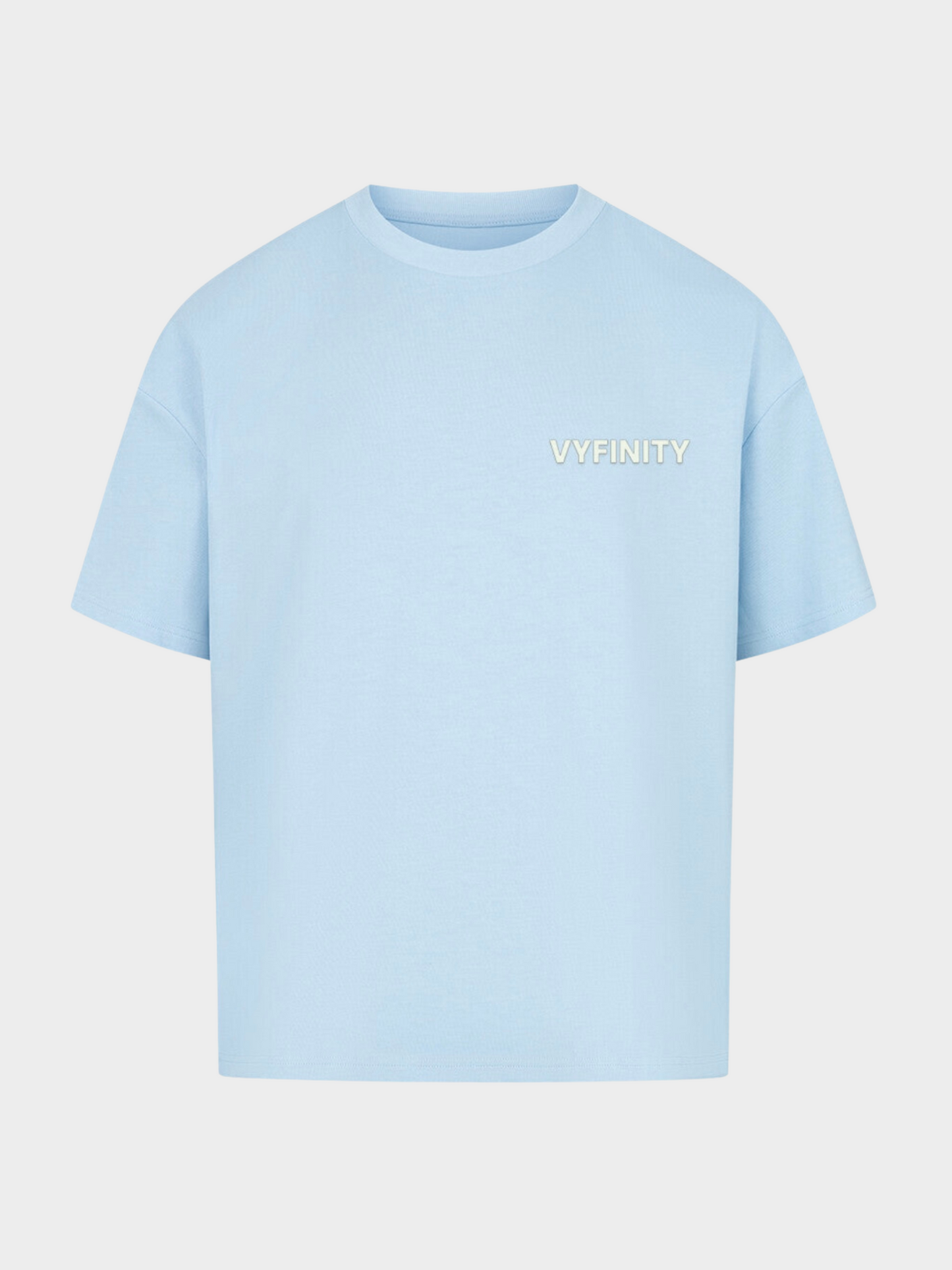 Hellblaues Oversize T-Shirt mit kleinem Vyfinity Logo auf der Brust. Minimalistisches Streetwear Design, hochwertiger Baumwollstoff, modernes Basic für Urban Fashion und Everyday Looks.