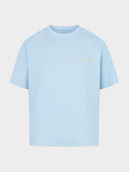 Hellblaues Oversize T-Shirt mit kleinem Vyfinity Logo auf der Brust. Minimalistisches Streetwear Design, hochwertiger Baumwollstoff, modernes Basic für Urban Fashion und Everyday Looks.