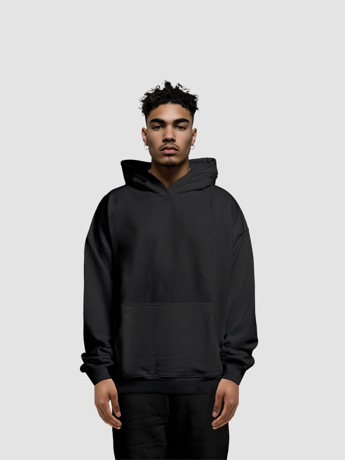 Vyfinity Move in Silency Hoodie – Vorderansicht in Schwarz mit Model
