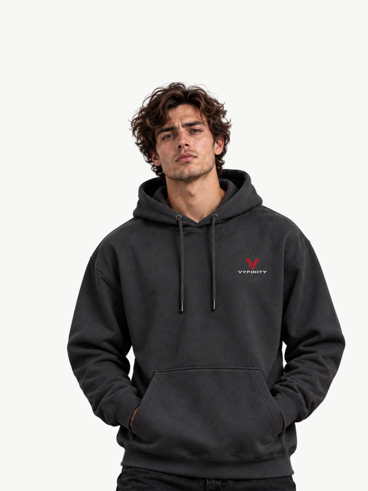 Männliches Model im anthrazitfarbenen VYFINITY Not Your Problem Cruiser 2.0 Hoodie 350 GSM mit kleinem VYFINITY Frontlogo