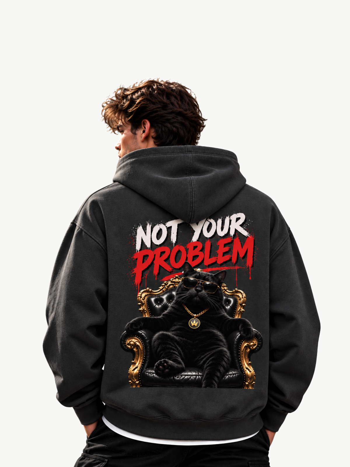 Männliches Model trägt anthrazitfarbenen VYFINITY Not Your Problem Cruiser 2.0 Hoodie 350 GSM mit großem Katzen-Backprint