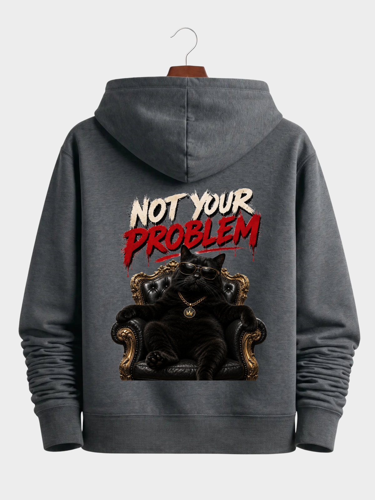 Anthrazitfarbener VYFINITY Not Your Problem Cruiser 2.0 Hoodie 350 GSM Rückseite mit großem Katzen-Backprint auf Holzkleiderbügel