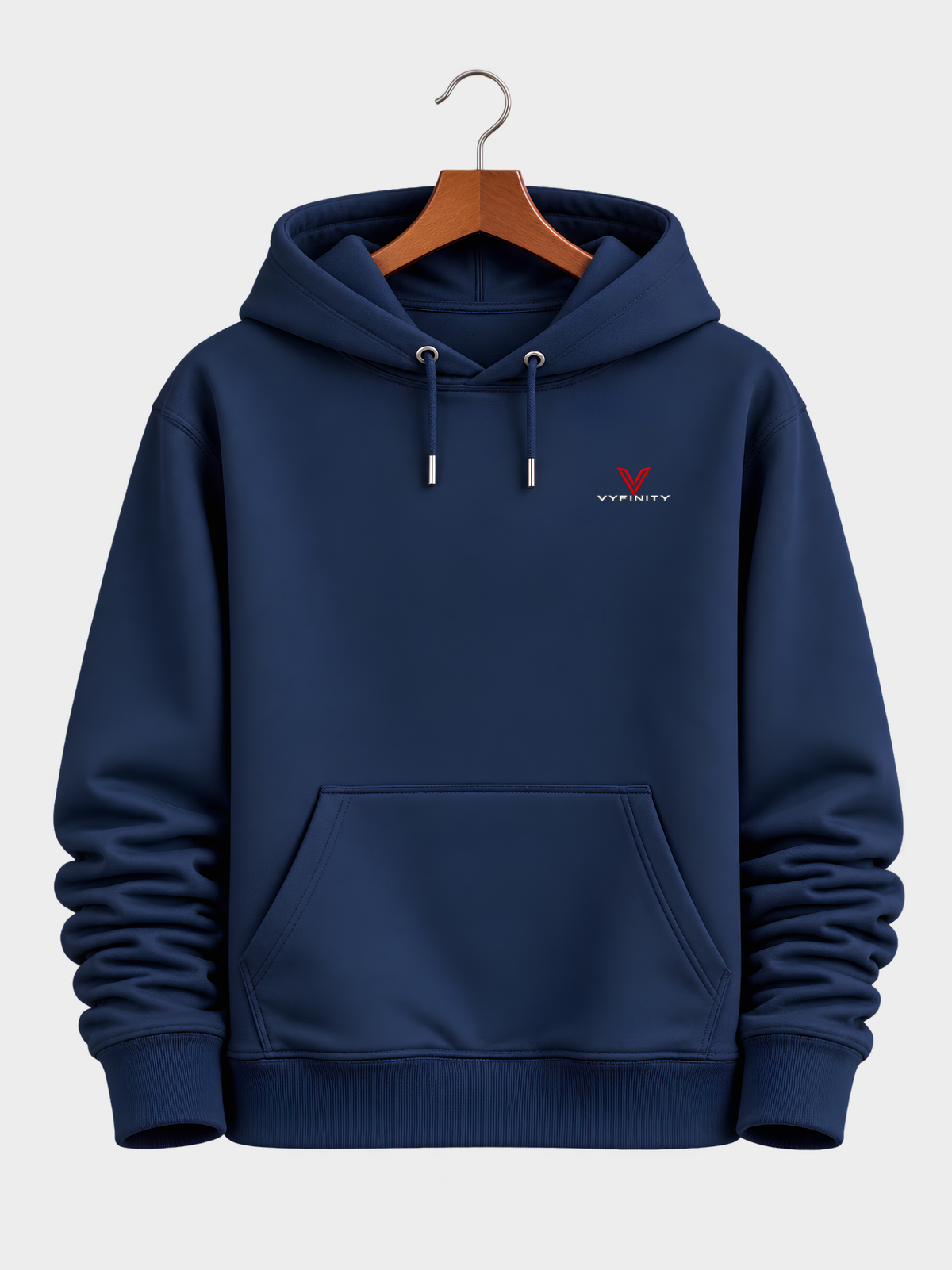 Dunkelblauer VYFINITY Not Your Problem Cruiser 2.0 Hoodie 350 GSM auf Holzkleiderbügel mit kleinem VYFINITY Frontlogo