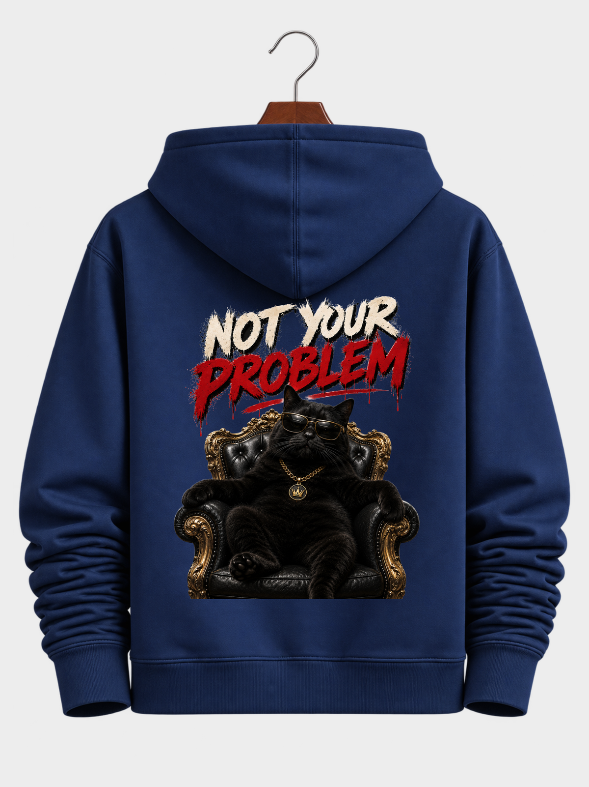 Dunkelblauer VYFINITY Not Your Problem Cruiser 2.0 Hoodie 350 GSM Rückseite mit großem Katzen-Backprint auf Holzkleiderbügel