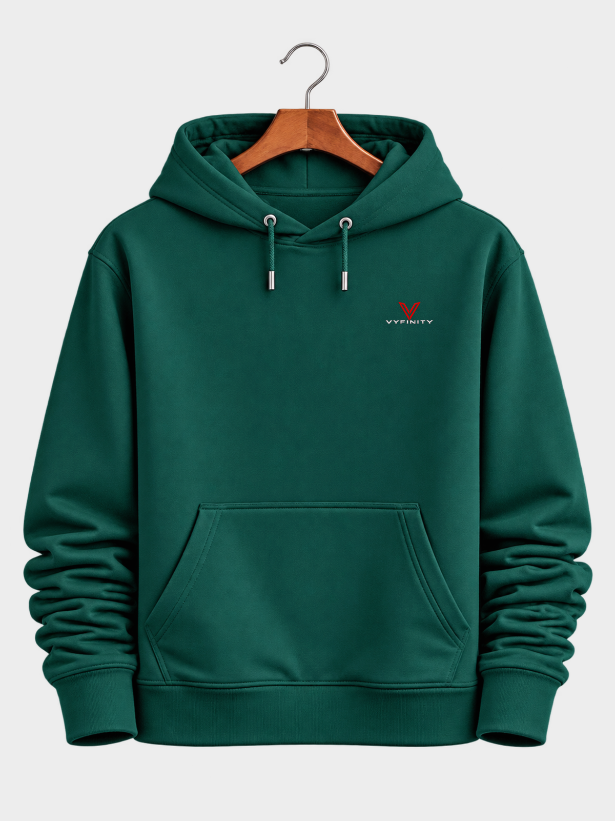 Dunkelgrüner VYFINITY Not Your Problem Cruiser 2.0 Hoodie 350 GSM Frontansicht mit kleinem VYFINITY Brustlogo auf Holzkleiderbügel