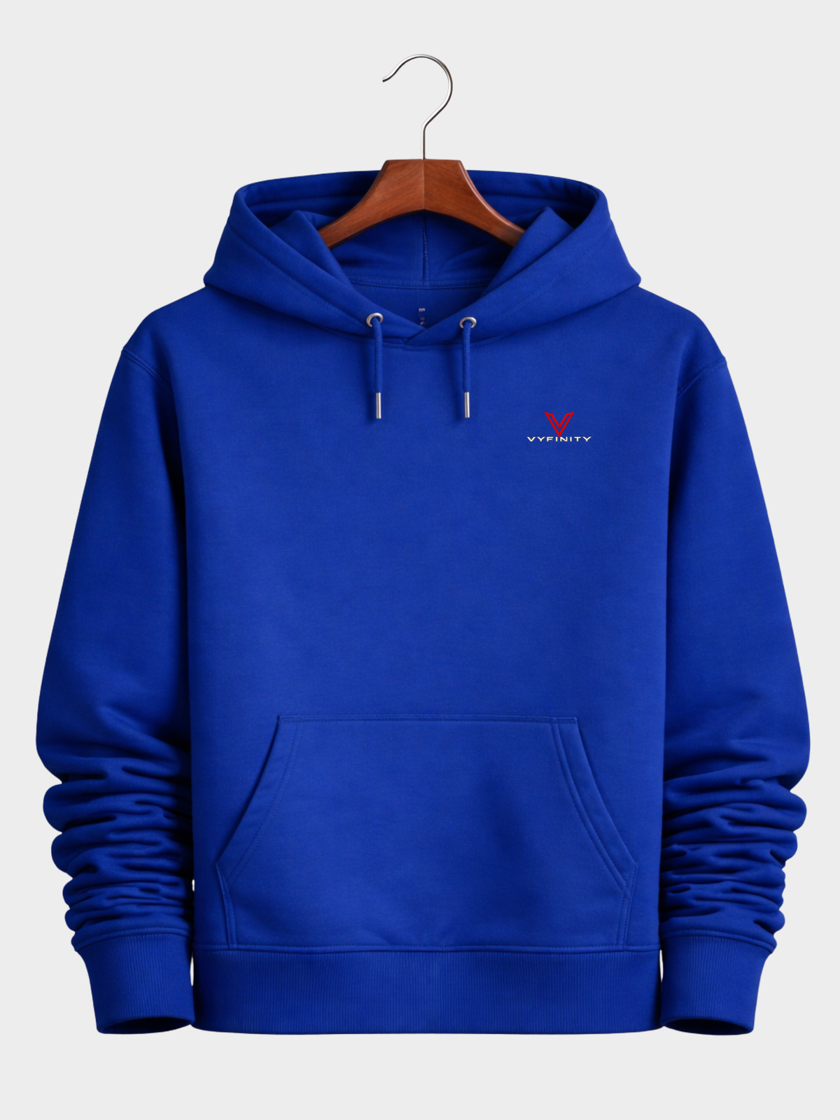 Königsblauer VYFINITY Not Your Problem Cruiser 2.0 Hoodie 350 GSM Frontansicht mit kleinem rot-weißem VYFINITY Brustlogo auf Holzkleiderbügel