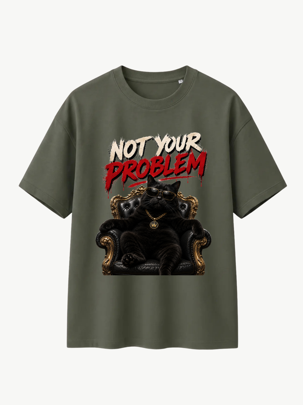 Olivgrünes VYFINITY Not Your Problem Heavy T-Shirt 215 GSM mit schwarzer Katze auf goldenem Sessel und großem Frontprint