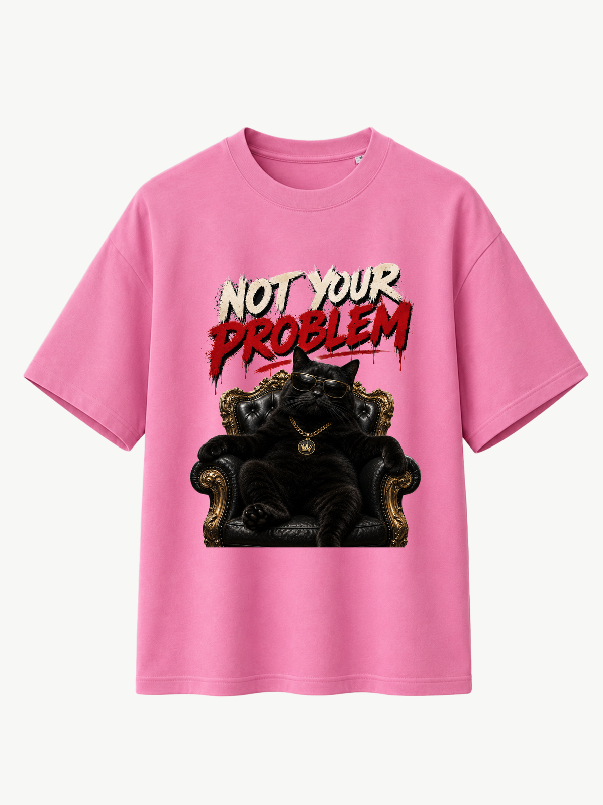 Pinkes VYFINITY Not Your Problem Heavy T-Shirt 215 GSM mit schwarzer Katze auf goldenem Sessel und großem Frontprint