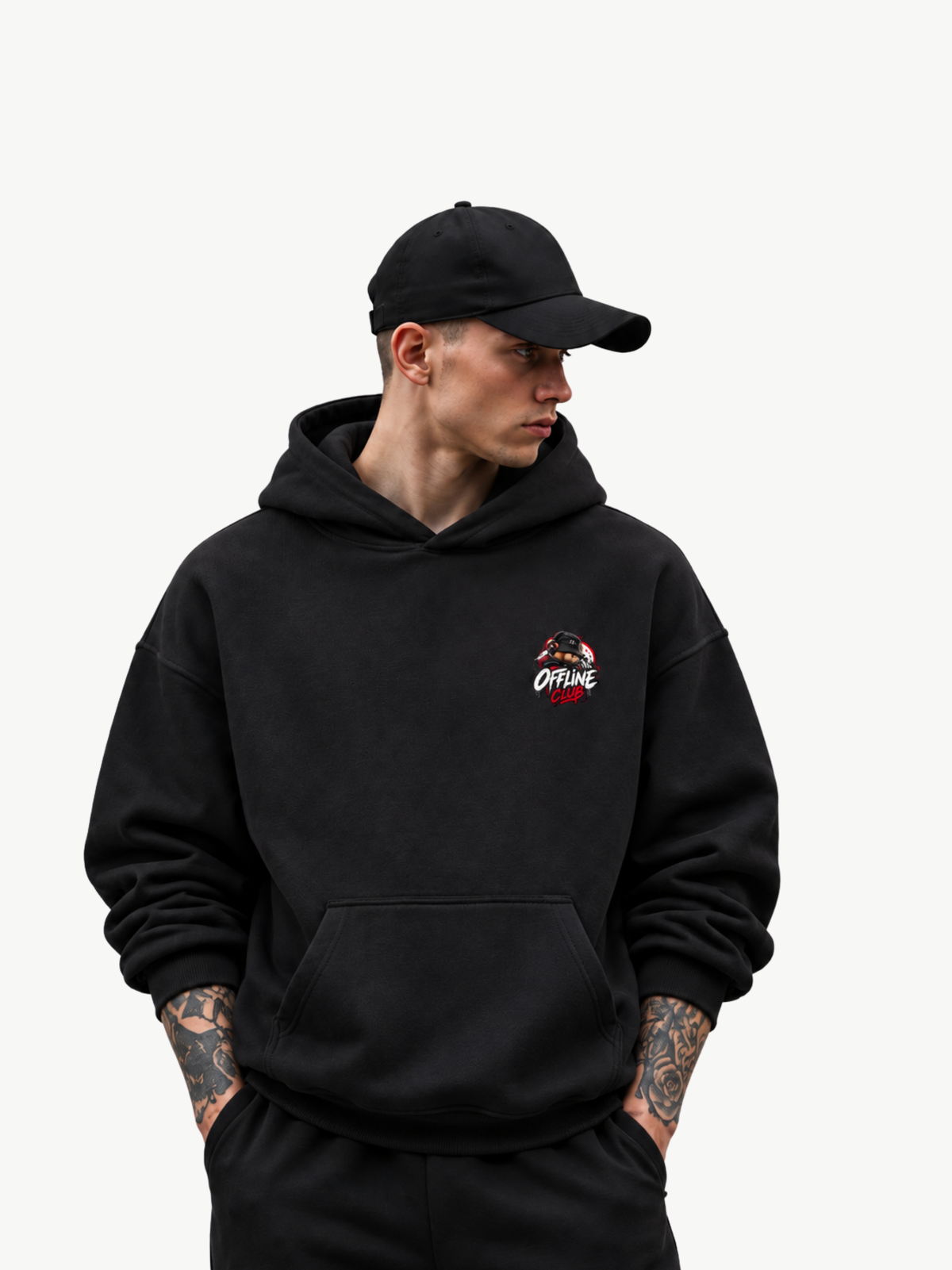 VYFINITY Offline Club Hoodie in Schwarz – Frontansicht am Model mit kleinem Offline Club Brustprint