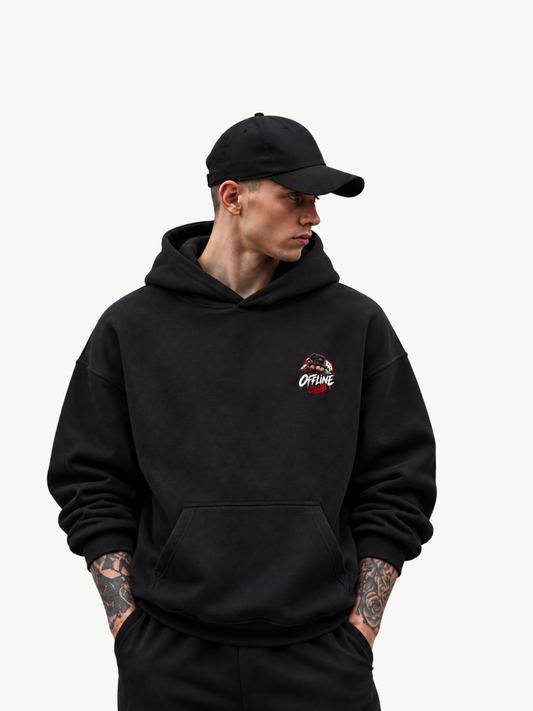 VYFINITY Offline Club Hoodie in Schwarz – Frontansicht am Model mit kleinem Offline Club Brustprint