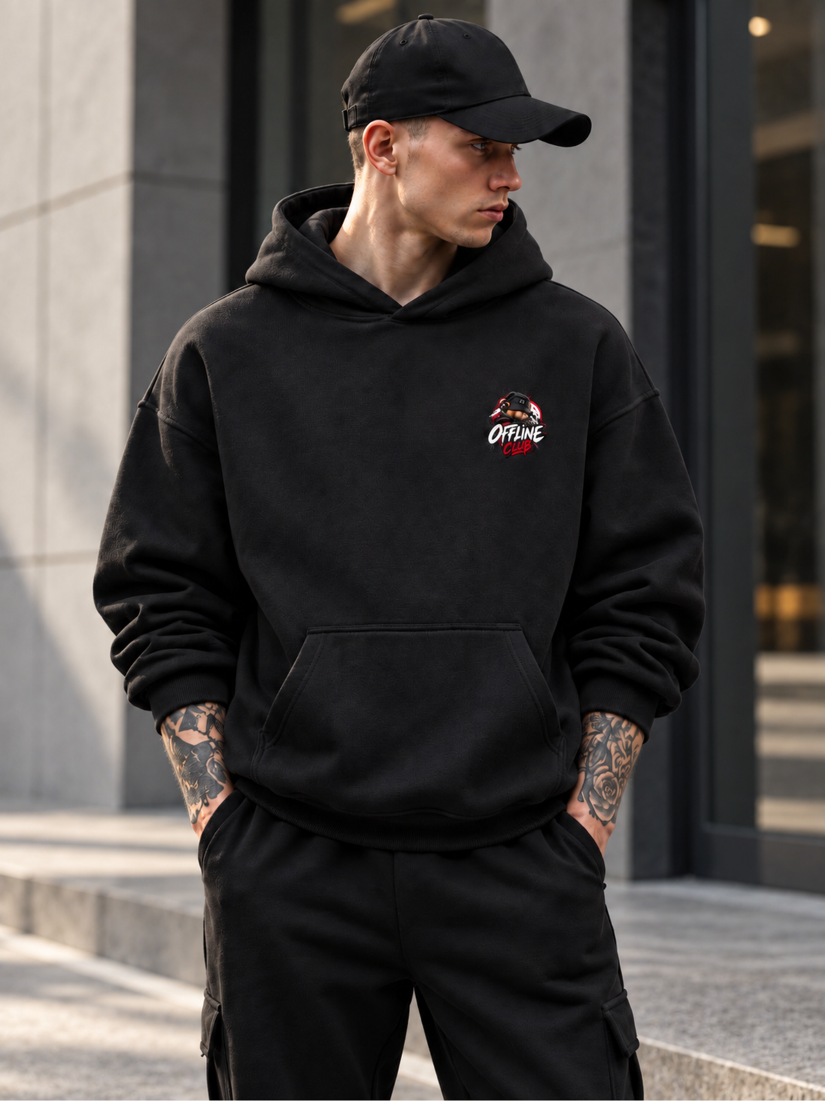 VYFINITY Offline Club Hoodie in Schwarz am Model – Lifestyle Vorderansicht mit kleinem Offline Club Brustprint