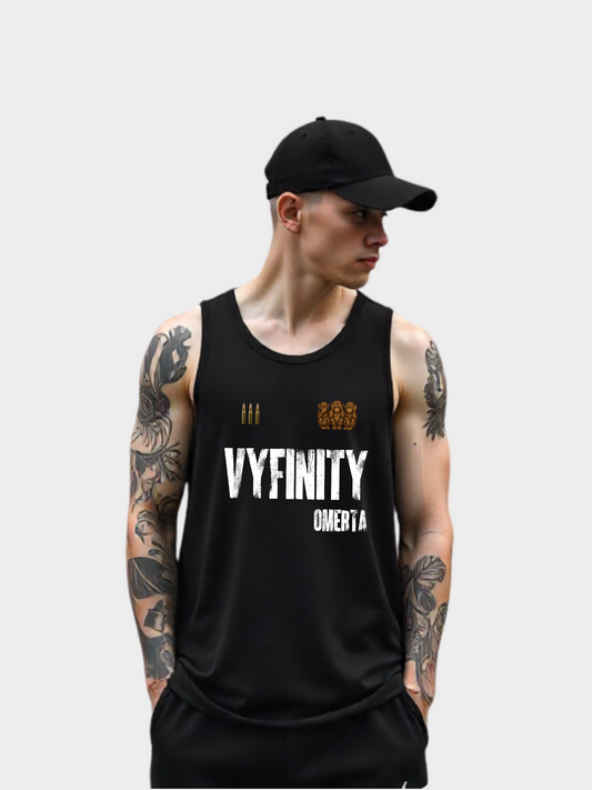 Vyfinity Omertà Tanktop in Schwarz – Unisex Streetwear Gym Tanktop mit Frontprint für Sport und Freizeit