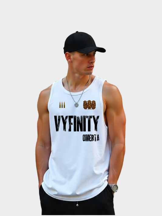 Vyfinity Omertà Tanktop in Weiß – Unisex Sommer Gym Streetwear Tank mit Front Print Vyfinity Omertà, Model trägt Produkt