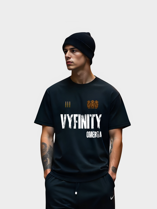 Vyfinity Omertà T-Shirt Schwarz Frontansicht – Streetwear Shirt mit Print, Model trägt schwarze Mütze und Hose