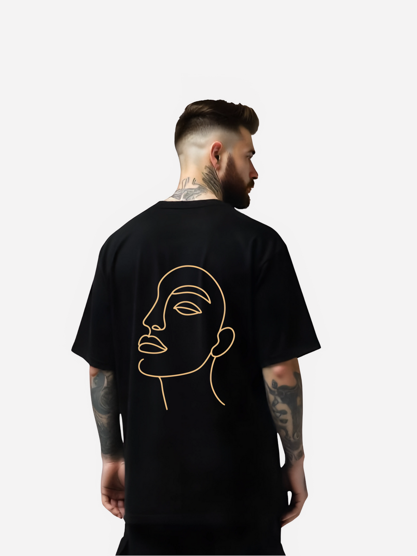 Vyfinity Oversize T-Shirt in Schwarz, Rückansicht am tätowierten Model. Großes minimalistisches Line-Art Gesichtsmotiv in Beige auf dem Rücken, moderner Streetwear-Look.