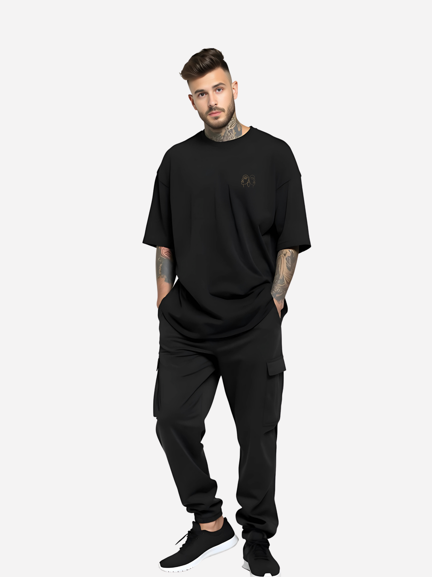 Vyfinity Oversize T-Shirt in Schwarz mit kleinem Line-Art Brustlogo, getragen von tätowiertem Model in schwarzer Cargo-Jogginghose und Sneakers. Moderner Streetwear-Look, Ganzkörperansicht.