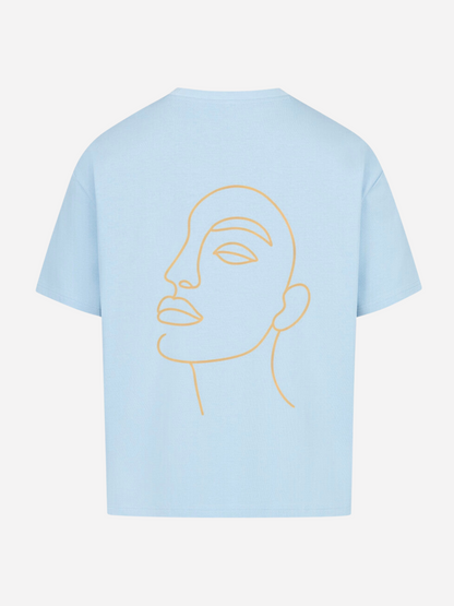 Vyfinity Oversize T-Shirt in Hellblau mit großem Line-Art Gesicht auf dem Rücken. Modernes Unisex Streetwear Shirt, minimalistisches künstlerisches Design, ideal für urbane Styles und sommerliche Outfits.
