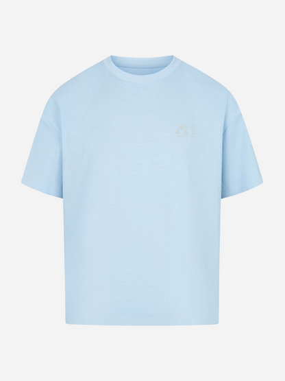 Vyfinity Oversize T-Shirt in Hellblau mit kleinem Line-Art Logo auf der Brust. Modernes Unisex Streetwear Shirt, minimalistisches Design, ideal für sommerliche Outfits und urbanen Lifestyle.