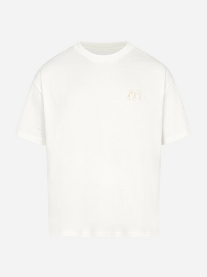 Vyfinity Oversize T-Shirt in Weiß mit kleinem Line-Art Logo auf der Vorderseite. Minimalistisches Unisex Streetwear Shirt im modernen Oversized Fit, ideal für Urban Fashion Styles.