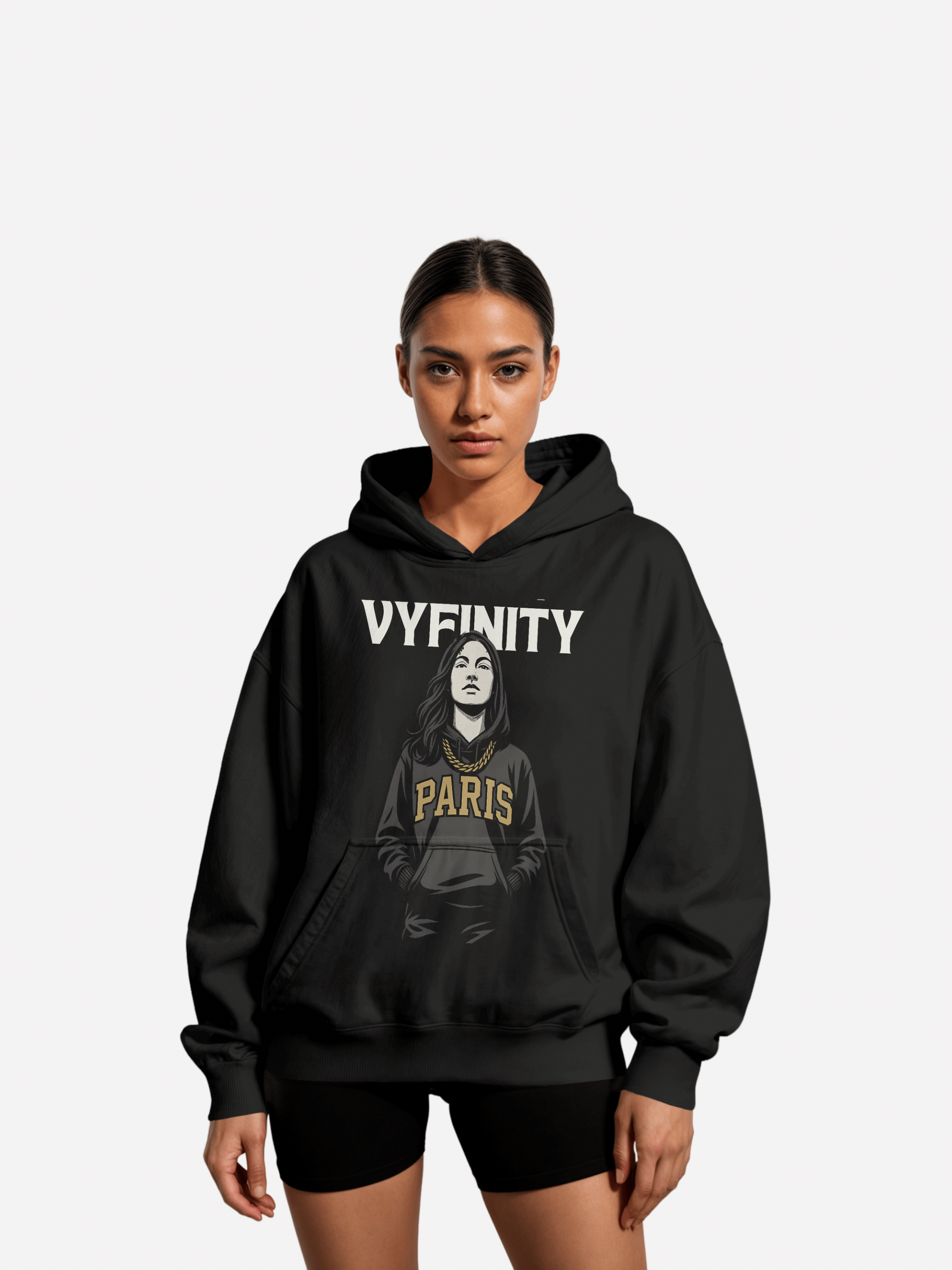 Frau trägt schwarzen Vyfinity Hoodie mit Illustration einer Frau, goldener Kette und Aufdruck „PARIS“ in goldenen Buchstaben