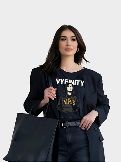 Vyfinity Paris T-Shirt in Schwarz, getragen von Frau im eleganten Blazer-Look mit schwarzer Tasche. Moderner Streetwear-Style kombiniert mit Fashion-Eleganz.
