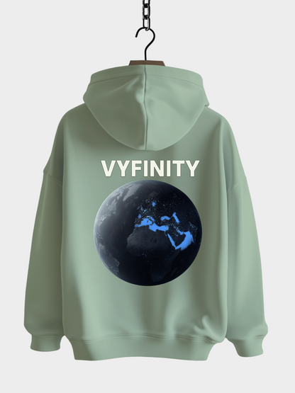 Vyfinity Planet Hoodie in Farbe Aloe mit großem Erde-Motiv und leuchtenden Kontinenten auf dem Rücken, modernem Rückenprint und Streetwear-Design – Unisex Kapuzenpullover im Oversized-Look