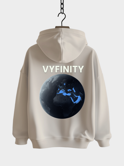 Vyfinity Planet Hoodie in Farbe Desert Dust mit großem Erde-Motiv und leuchtenden Kontinenten auf dem Rücken, modernem Rückenprint und Streetwear-Design – Unisex Kapuzenpullover im Oversized-Look