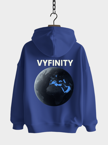 Vyfinity Planet Hoodie in Farbe Worker Blue mit großem Erde-Motiv und leuchtenden Kontinenten auf dem Rücken, modernem Rückenprint und Streetwear-Design – Unisex Kapuzenpullover im Oversized-Look