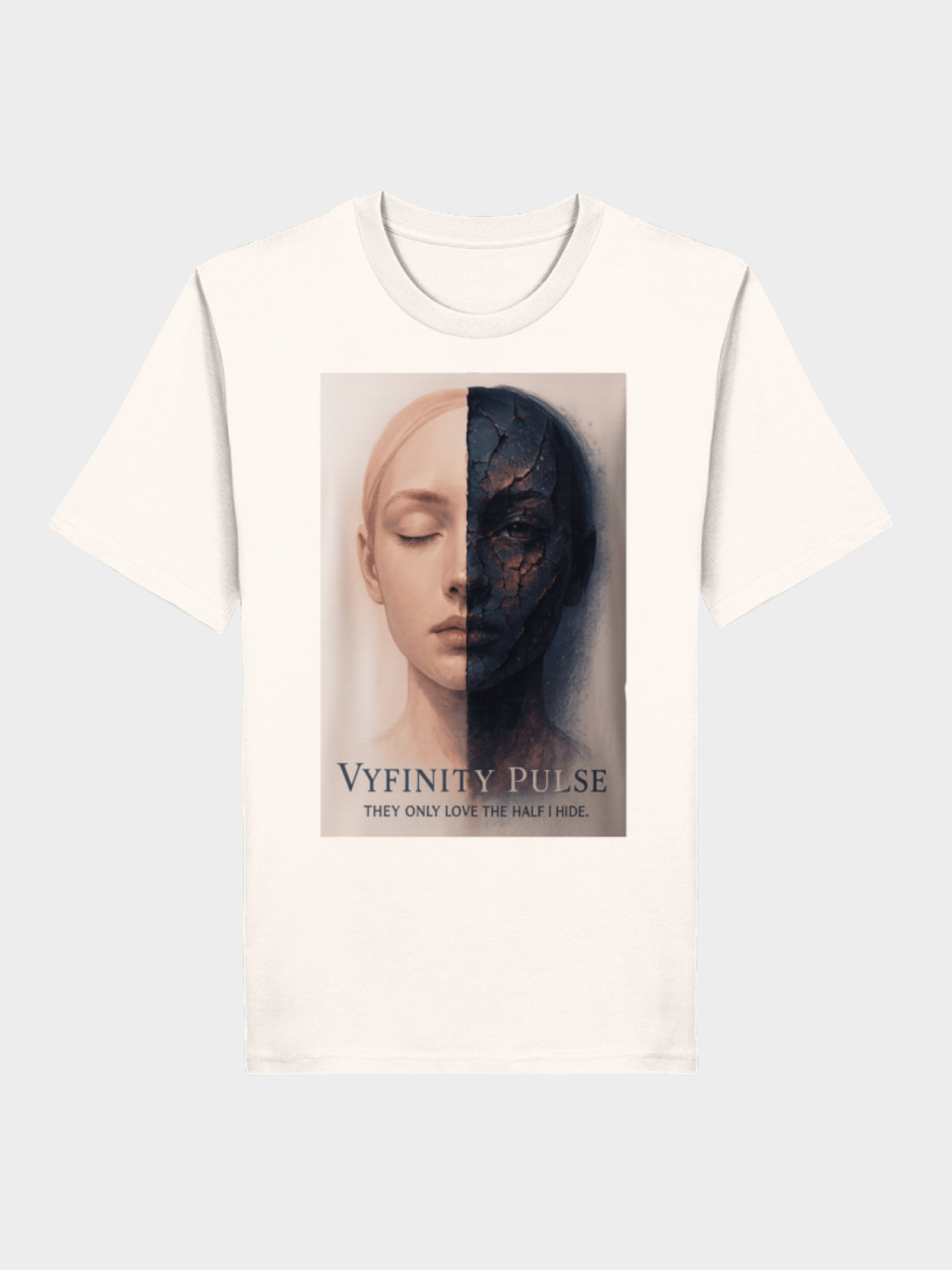 Vyfinity Pulse T-Shirt in klassischem Weiß, Frontansicht. Großflächiger Print mit einem halbierten Gesicht – linke Hälfte hell und ruhig, rechte Hälfte dunkel und rissig. Darunter der Schriftzug „Vyfinity Pulse – They only love the half I hide“. Modernes Streetwear-Design mit starkem Kontrastmotiv.