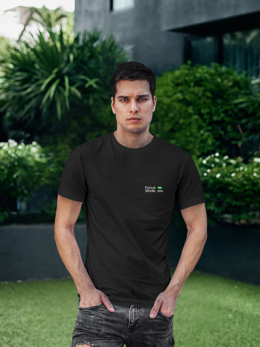 Vyfinity Pulse T-Shirt in Schwarz mit kleinem Frontprint „Focus Mode“ und grünem Batterieladesymbol