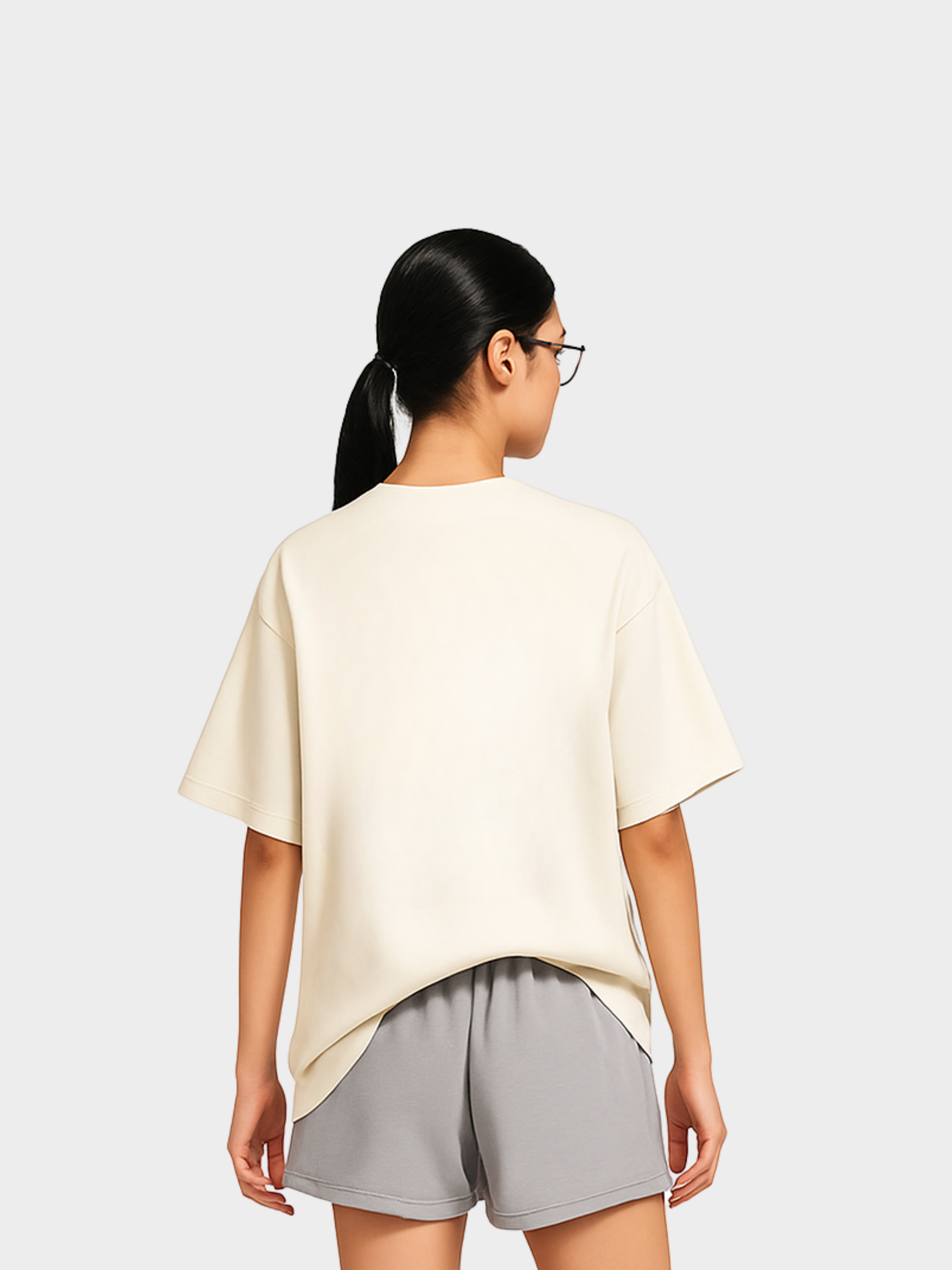 Oversized Vyfinity Pulse T-Shirt Creme Rückseite Nahaufnahme getragen von Model mit grauen Shorts