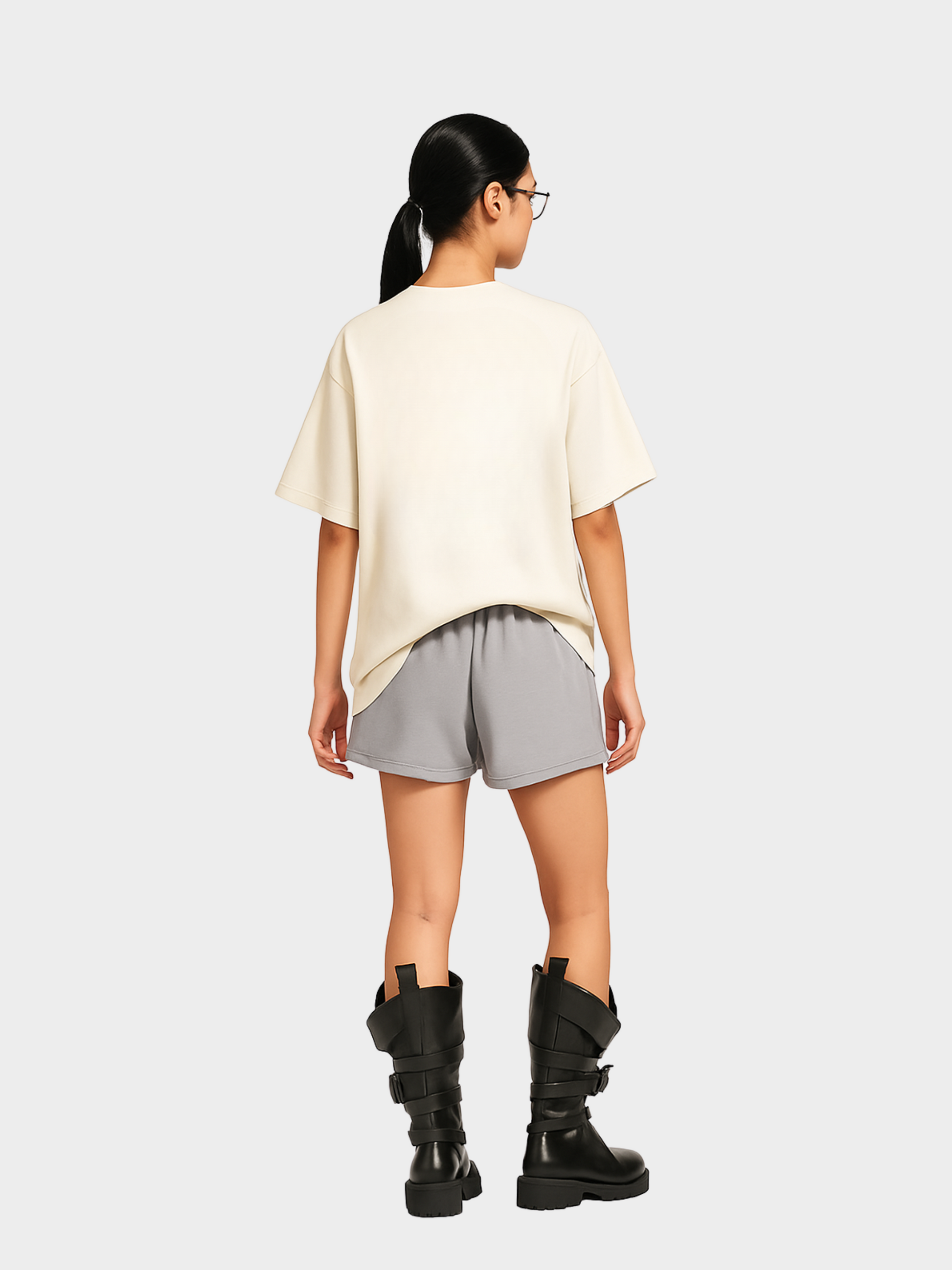 Oversized Vyfinity Pulse T-Shirt Creme Rückseite getragen von Model mit Shorts und schwarzen Stiefeln
