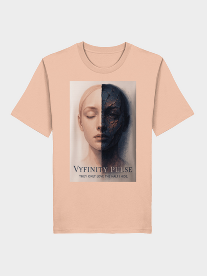 Vyfinity Pulse T-Shirt in Apricot/Peach, Frontansicht. Großes Half-Face-Artwork mit Frauengesicht: eine Seite makellos, die andere dunkel und zerfallen. Darunter Schriftzug „Vyfinity Pulse – They only love the half I hide“. Ausdrucksstarkes Streetwear-Design mit künstlerischem Kontrast.