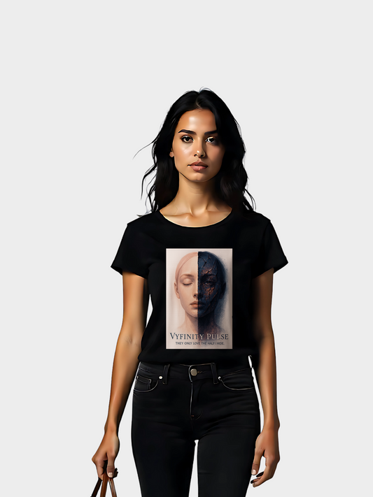 Vyfinity Pulse T-Shirt in Schwarz mit künstlerischem Frontprint. Motiv zeigt das Gesicht einer Frau, halb realistisch, halb aufgebrochen in dunkler Textur. Darunter der Schriftzug „Vyfinity Pulse – They only love the half I hide“.