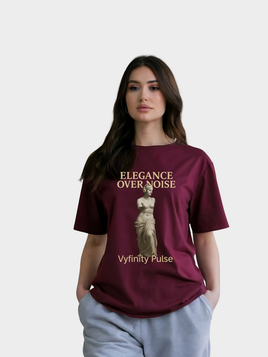 Burgundy T-Shirt Vyfinity Pulse Elegance Over Noise mit goldener Statue und Schriftzug