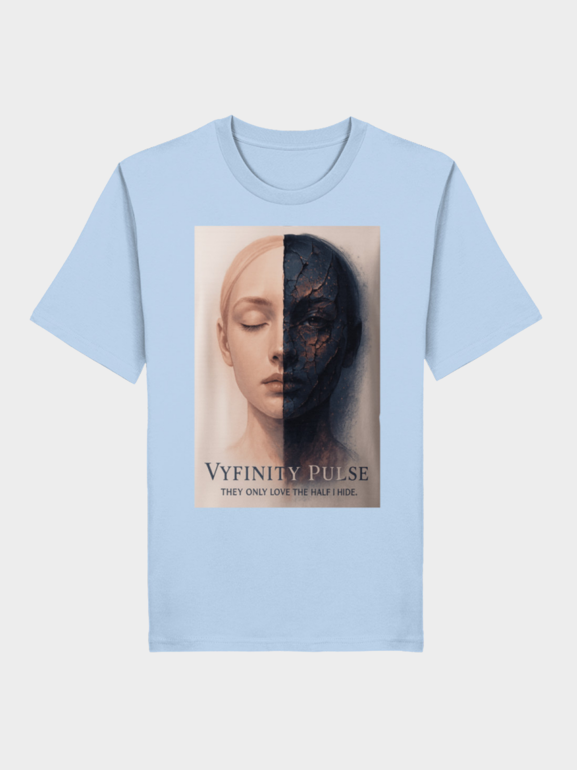 Vyfinity Pulse T-Shirt in Hellblau, Frontansicht. Bedruckt mit künstlerischem Grafikmotiv „Half Face“ und dem Slogan: They only love the half I hide. Modernes Streetwear-Shirt mit Kunst- und Fashion-Akzent.