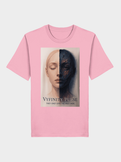 Vyfinity Pulse T-Shirt in Rosa, Frontansicht. Bedruckt mit künstlerischem Grafikmotiv „Half Face“ und dem Slogan: They only love the half I hide. Modernes Streetwear-Shirt mit Kunst- und Fashion-Akzent.