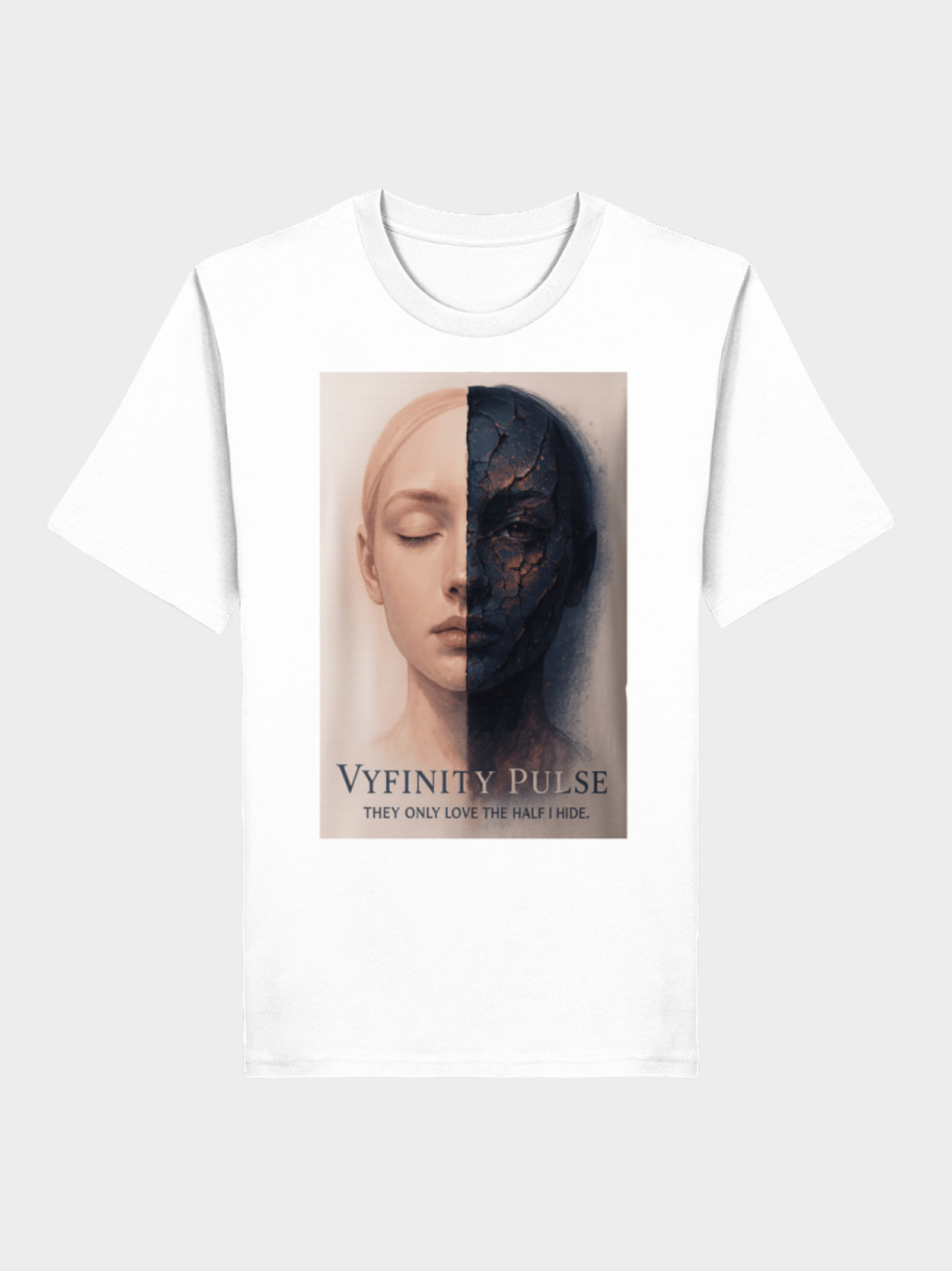 Vyfinity Pulse T-Shirt in klassischem Weiß, Frontansicht. Auffälliger Frontprint: halbiertes Frauengesicht – eine Seite glatt und hell, die andere dunkel, rissig und zerfallen. Darunter Schriftzug „Vyfinity Pulse – They only love the half I hide“. Stilvolles Streetwear-Statement mit künstlerischem Kontrastmotiv.