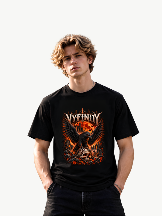 Schwarzes VYFINITY Halloween T-Shirt mit düsterem Raben, orangefarbenem Vollmond und Totenschädel, getragen von einem männlichen Model in Frontansicht.