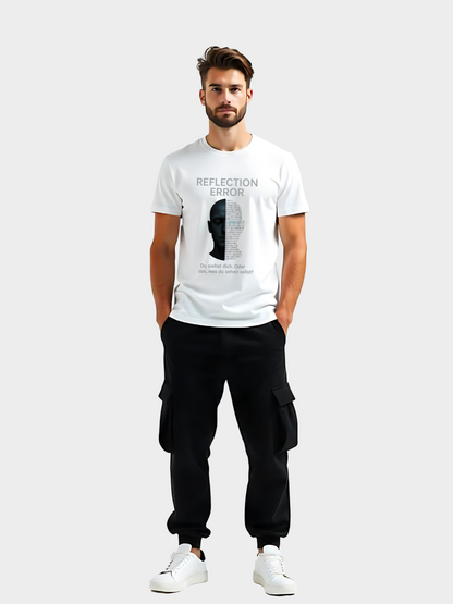 Vyfinity Reflection Error T-Shirt in Weiß mit Model, Frontansicht. Schwarzer Print mit futuristischem Gesicht und Schriftzug REFLECTION ERROR. Darunter der Text: „Du siehst dich. Oder das, was du sehen sollst?“ Urbanes Streetwear-Design mit moderner Jogger-Hose kombiniert.